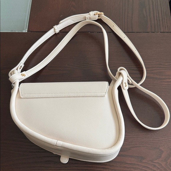 Elegant White Shoulder Bag - Picture 2 of 3